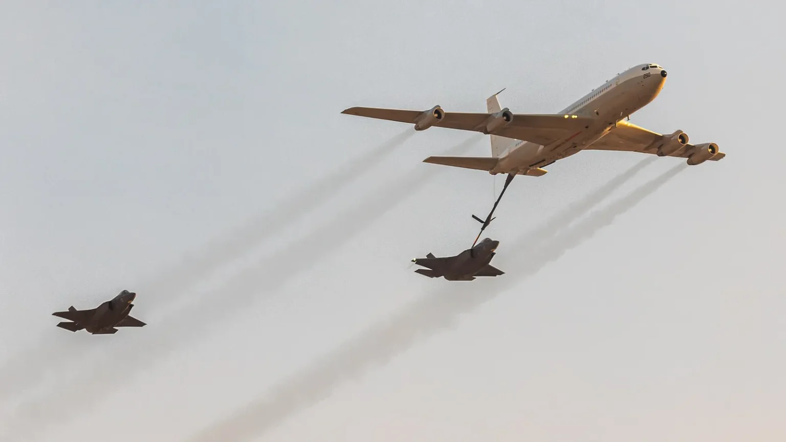 Ισραηλινό ιπτάμενο τάνκερ Boeing 707 ανεφοδιάζει στον αέρα μαχητικό F-35I Adir, με δεύτερο F-35I να ακολουθεί