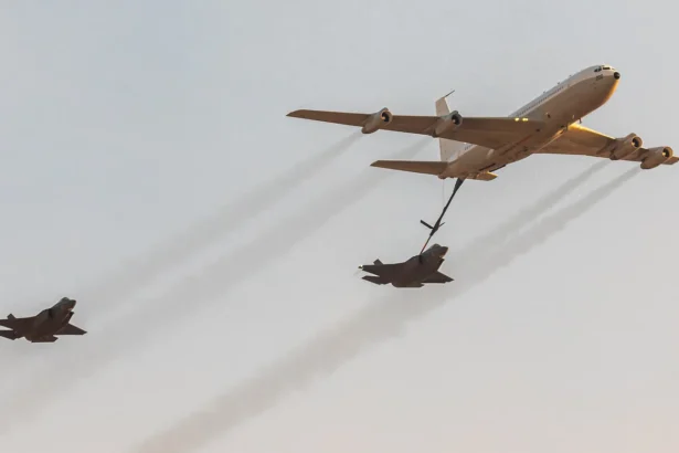 Ισραηλινό ιπτάμενο τάνκερ Boeing 707 ανεφοδιάζει στον αέρα μαχητικό F-35I Adir, με δεύτερο F-35I να ακολουθεί