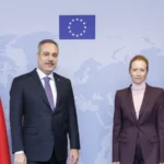 Η ύπατη εκπρόσωπος της ΕΕ Κάγια Κάλας και ο Τούρκος υπουργός Εξωτερικών Χακάν Φιντάν ποζάρουν ανάμεσα σε τουρκική και ευρωπαϊκή σημαία