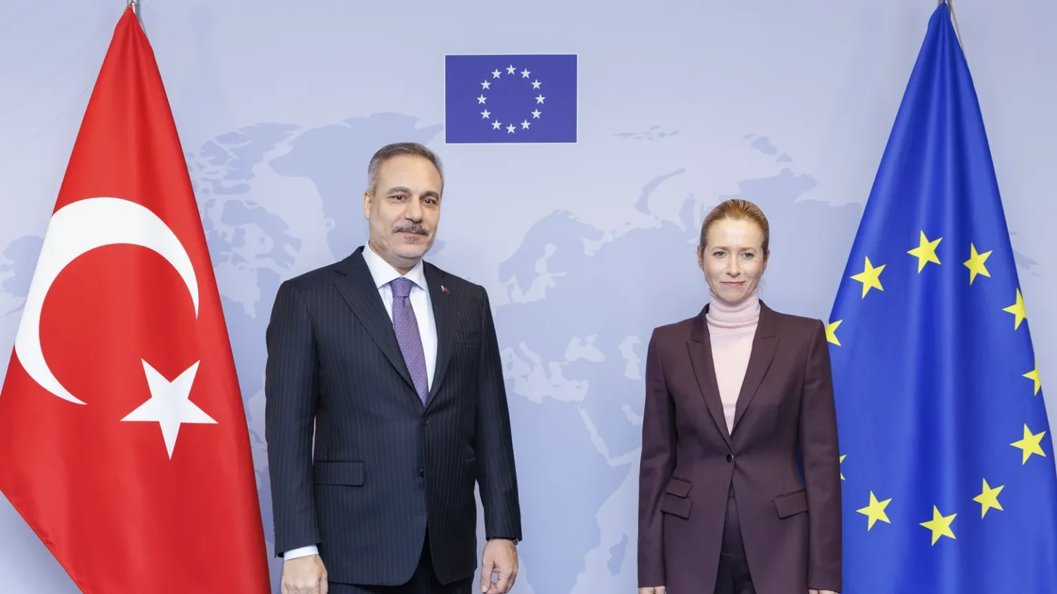 Η ύπατη εκπρόσωπος της ΕΕ Κάγια Κάλας και ο Τούρκος υπουργός Εξωτερικών Χακάν Φιντάν ποζάρουν ανάμεσα σε τουρκική και ευρωπαϊκή σημαία