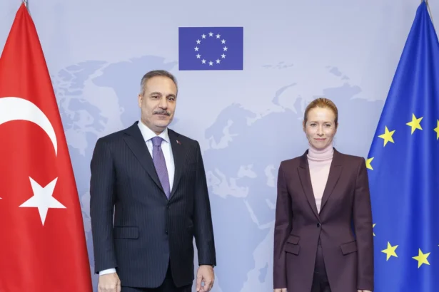 Η ύπατη εκπρόσωπος της ΕΕ Κάγια Κάλας και ο Τούρκος υπουργός Εξωτερικών Χακάν Φιντάν ποζάρουν ανάμεσα σε τουρκική και ευρωπαϊκή σημαία