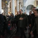 Ο Ιμπραχίμ Καλίν περπατά με συνοδεία μέσα στο τέμενος των Ομεϊαδών στη Δαμασκό
