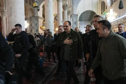 Ο Ιμπραχίμ Καλίν περπατά με συνοδεία μέσα στο τέμενος των Ομεϊαδών στη Δαμασκό