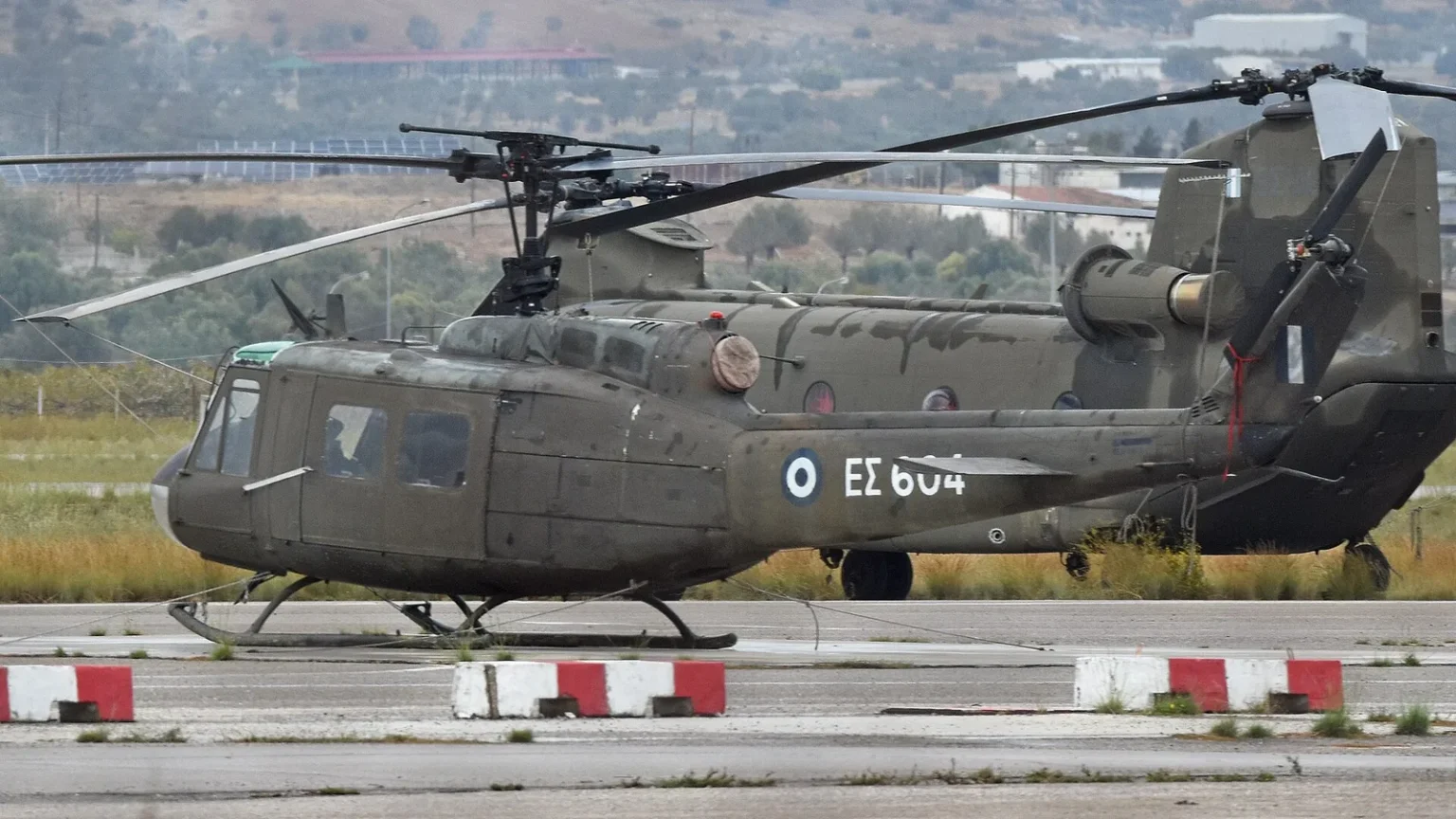 Ελικόπτερο UH-1H Huey της Αεροπορίας Στρατού σταθμευμένο στο αεροδρόμιο των Μεγάρων