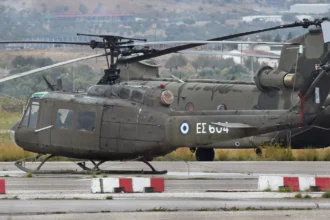 Ελικόπτερο UH-1H Huey της Αεροπορίας Στρατού σταθμευμένο στο αεροδρόμιο των Μεγάρων