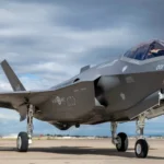 Καναδικό μαχητικό F-35A με τα διακριτικά RCAF και τον αριθμό 001 σε διάδρομο της βάσης Λουκ στην Αριζόνα