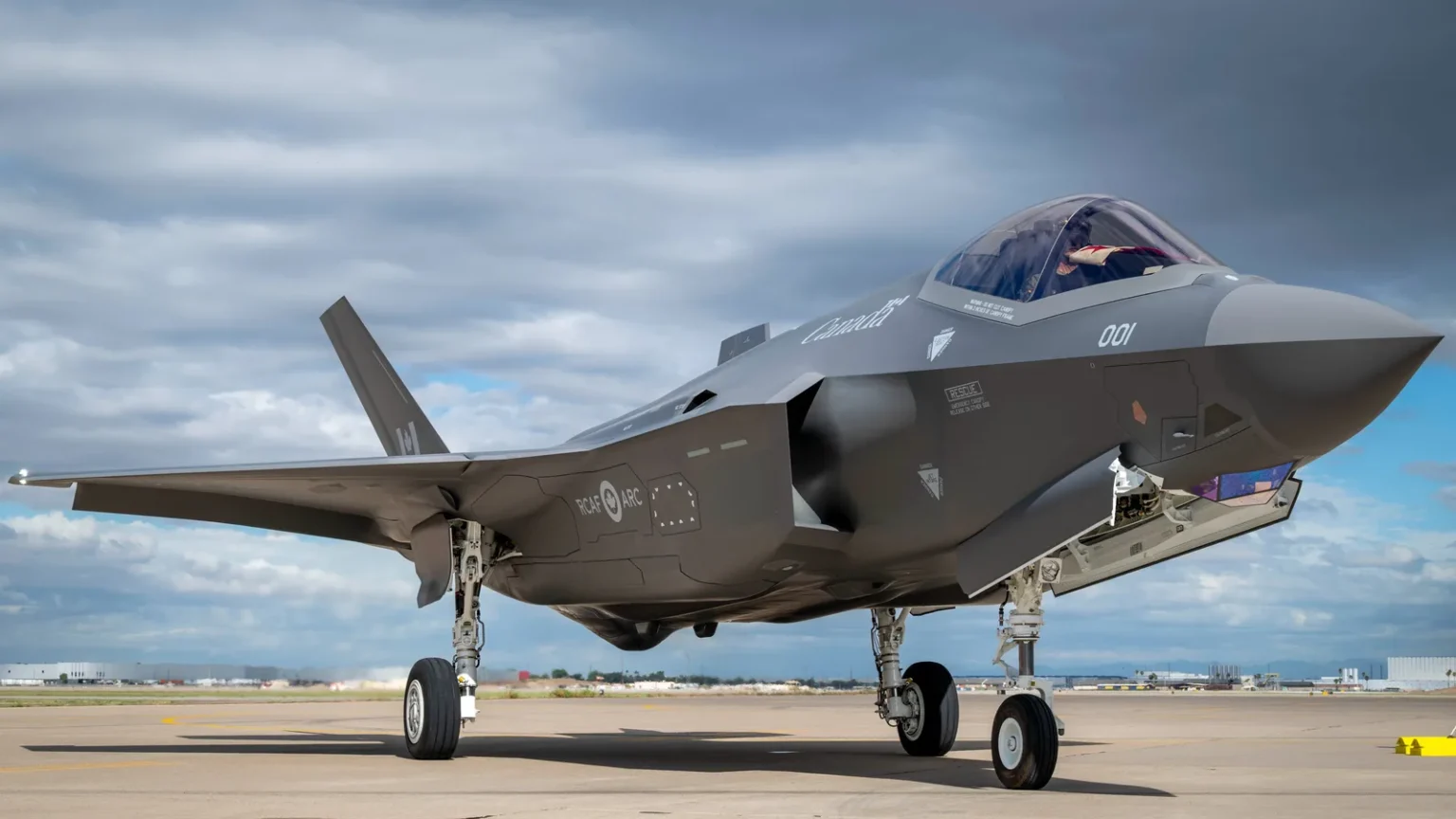 Καναδικό μαχητικό F-35A με τα διακριτικά RCAF και τον αριθμό 001 σε διάδρομο της βάσης Λουκ στην Αριζόνα
