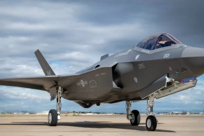 Καναδικό μαχητικό F-35A με τα διακριτικά RCAF και τον αριθμό 001 σε διάδρομο της βάσης Λουκ στην Αριζόνα