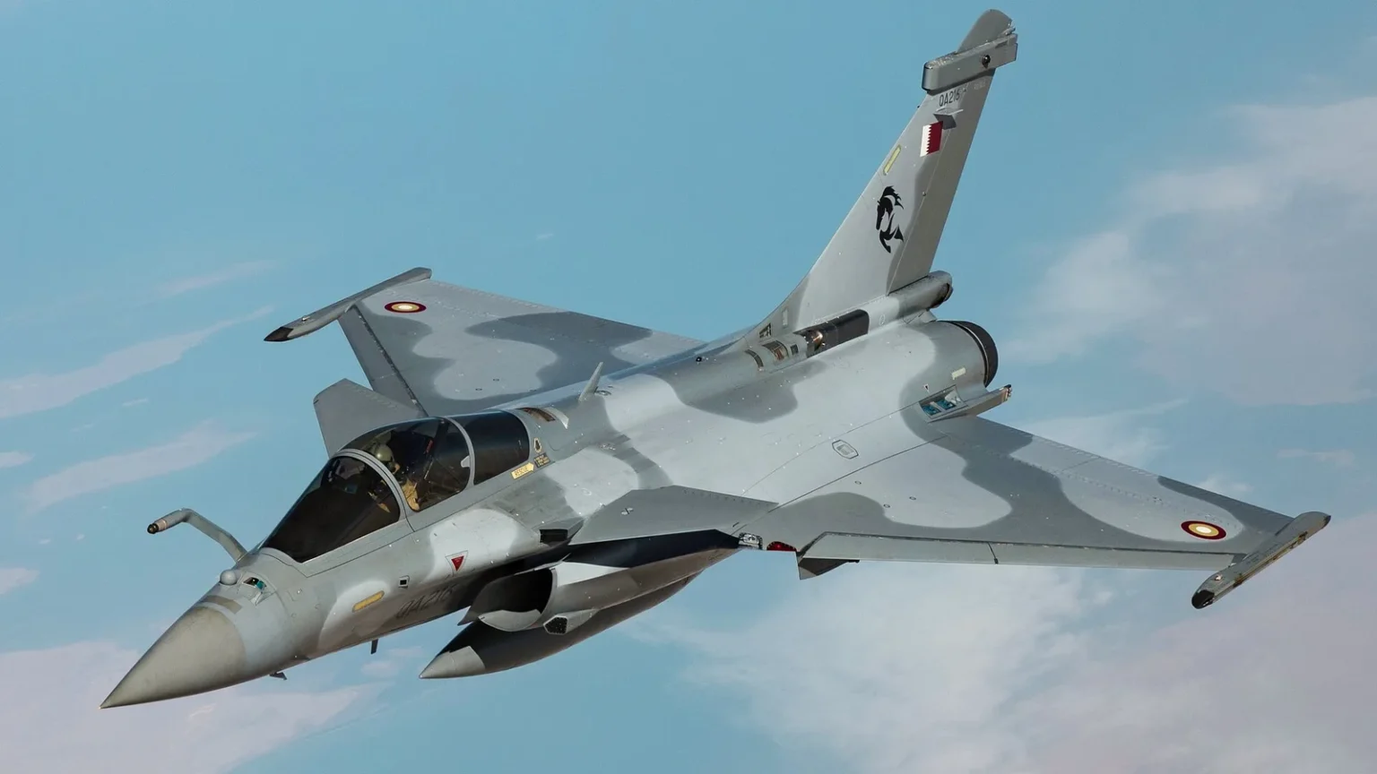 Μαχητικό Rafale της Αεροπορίας του Εμίρη του Κατάρ σε πτήση πάνω από το Κατάρ