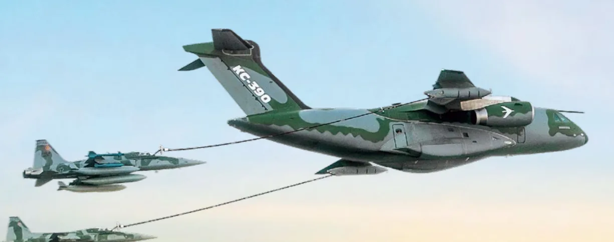 KC-390 ανεφοδιάζει στον αέρα δύο μαχητικά με ατρακτίδια κάτω από τις πτέρυγες