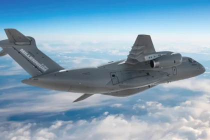Μεταγωγικό αεροσκάφος Embraer C-390 Millennium σε πτήση πάνω από τα σύννεφα