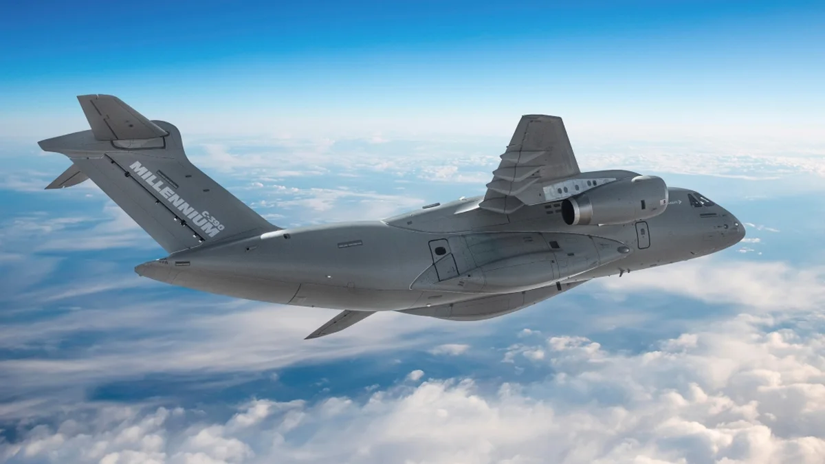 Μεταγωγικό αεροσκάφος Embraer C-390 Millennium σε πτήση πάνω από τα σύννεφα