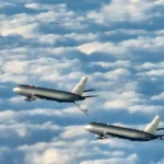 Ιπτάμενο τάνκερ KC-46A Pegasus ανεφοδιάζει δεύτερο KC-46A στον αέρα