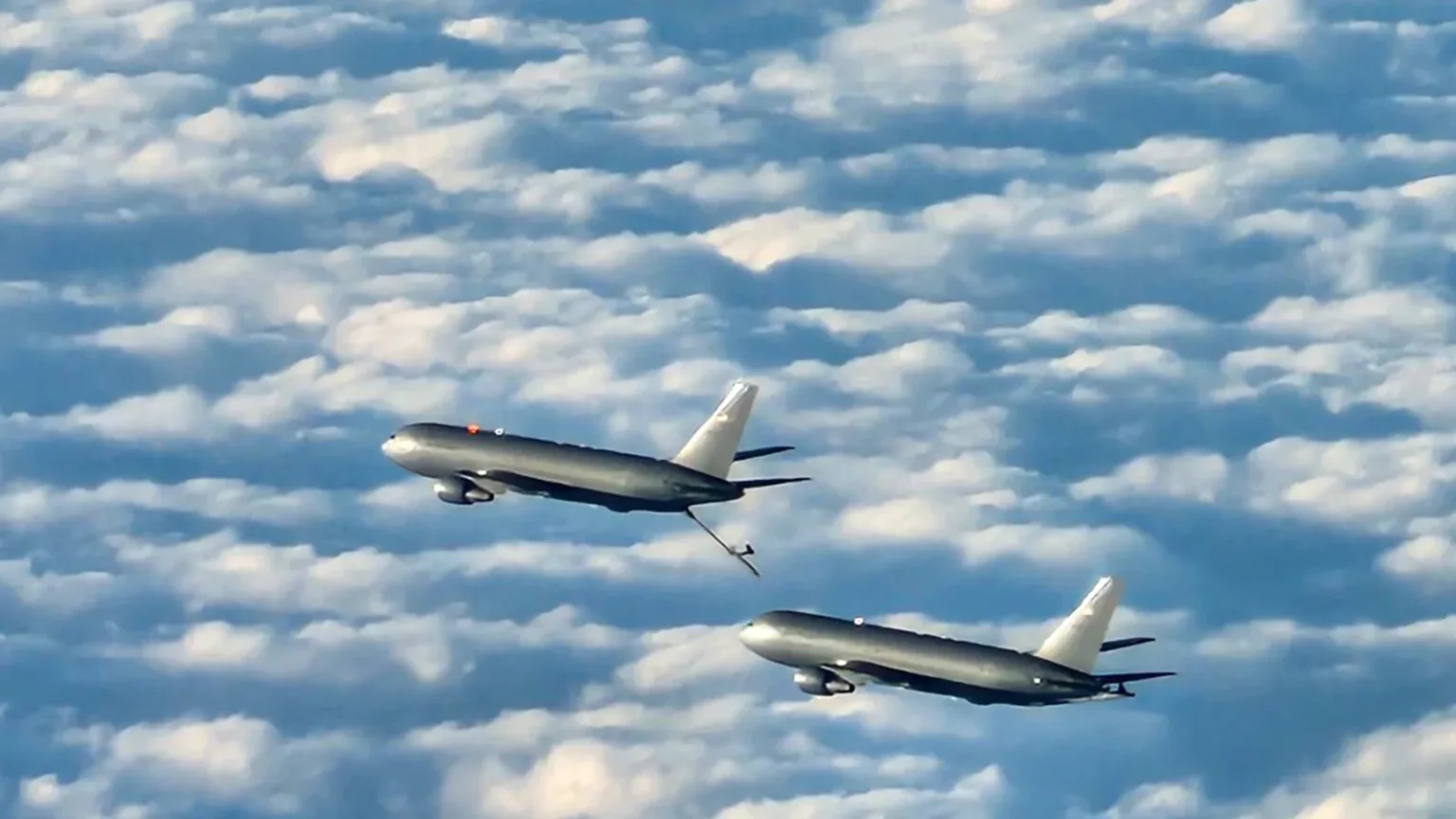 Ιπτάμενο τάνκερ KC-46A Pegasus ανεφοδιάζει δεύτερο KC-46A στον αέρα