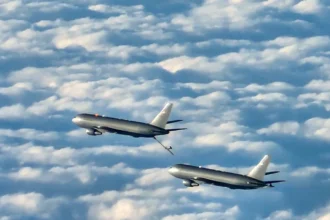 Ιπτάμενο τάνκερ KC-46A Pegasus ανεφοδιάζει δεύτερο KC-46A στον αέρα