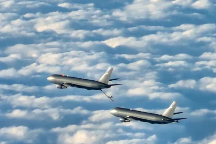 Ιπτάμενο τάνκερ KC-46A Pegasus ανεφοδιάζει δεύτερο KC-46A στον αέρα