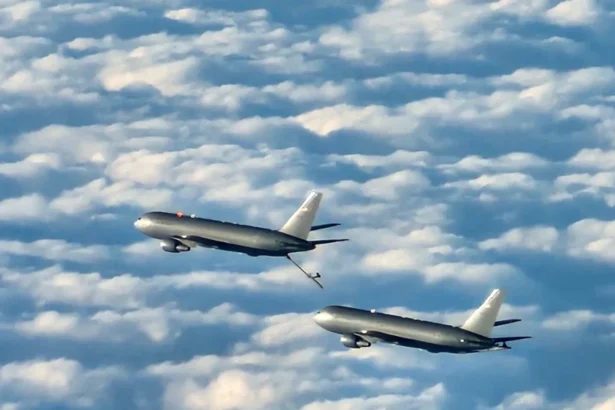 Ιπτάμενο τάνκερ KC-46A Pegasus ανεφοδιάζει δεύτερο KC-46A στον αέρα