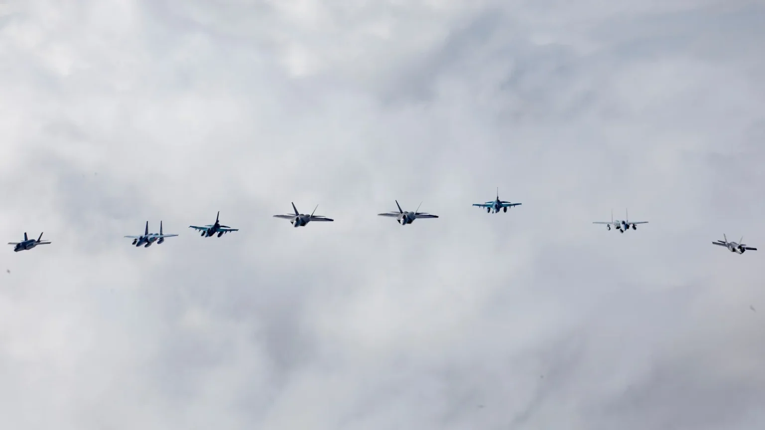 Αμερικανικά F-35B και ιαπωνικά F-2, F-15J και F-35A πετούν σε σχηματισμό πάνω από τον Ειρηνικό στην άσκηση Keen Sword 27
