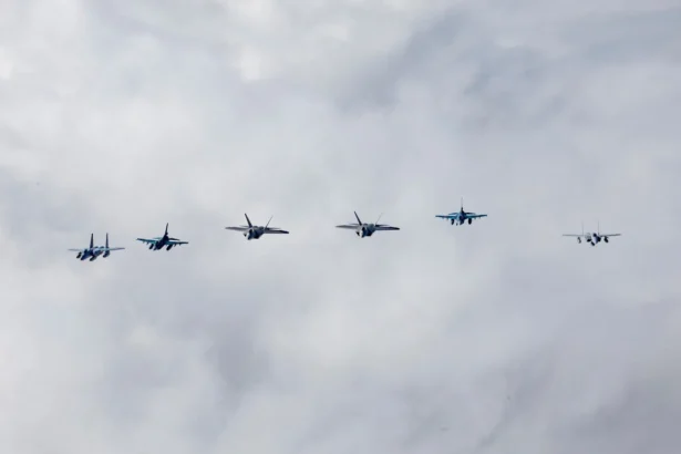 Αμερικανικά F-35B και ιαπωνικά F-2, F-15J και F-35A πετούν σε σχηματισμό πάνω από τον Ειρηνικό στην άσκηση Keen Sword 27