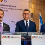 Ο Κολομβιανός υπουργός Εξωτερικών Ομάρ Μπούλα Εσκομπάρ και ο Ισραηλινός ομόλογός του Γκιντεόν Σάαρ σε βήματα ομιλητών στην τελετή εγκαινίων της πρεσβείας