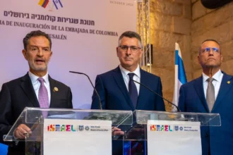 Ο Κολομβιανός υπουργός Εξωτερικών Ομάρ Μπούλα Εσκομπάρ και ο Ισραηλινός ομόλογός του Γκιντεόν Σάαρ σε βήματα ομιλητών στην τελετή εγκαινίων της πρεσβείας