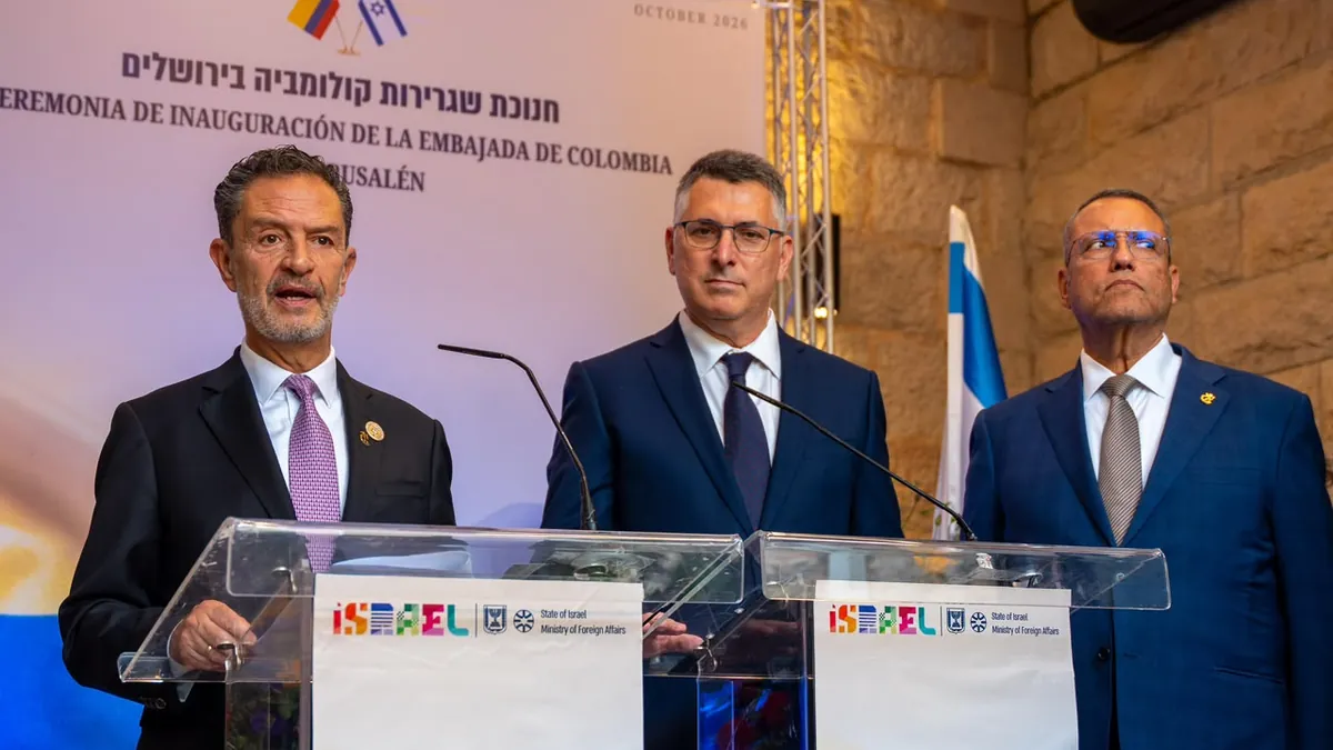 Ο Κολομβιανός υπουργός Εξωτερικών Ομάρ Μπούλα Εσκομπάρ και ο Ισραηλινός ομόλογός του Γκιντεόν Σάαρ σε βήματα ομιλητών στην τελετή εγκαινίων της πρεσβείας
