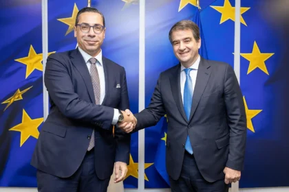 Ο Κύπριος υπουργός Εξωτερικών Κωνσταντίνος Κόμπος σφίγγει το χέρι του Ραφαέλε Φίτο μπροστά σε σημαίες της ΕΕ