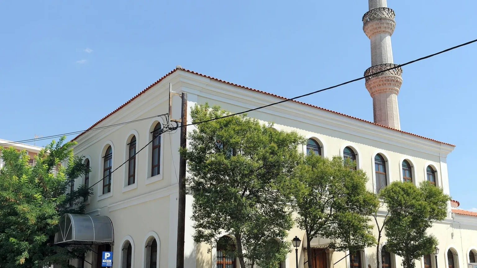 Το Εσκί Τζαμί στο κέντρο της Κομοτηνής με τον μιναρέ του