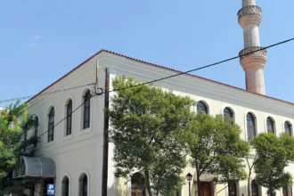 Το Εσκί Τζαμί στο κέντρο της Κομοτηνής με τον μιναρέ του