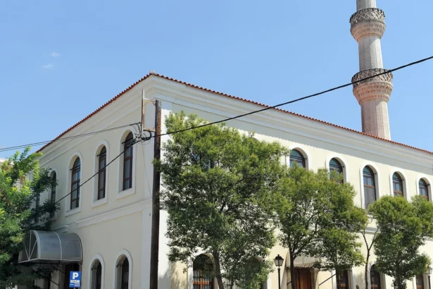 Το Εσκί Τζαμί στο κέντρο της Κομοτηνής με τον μιναρέ του