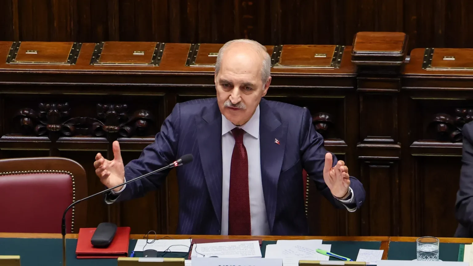 Ο πρόεδρος της τουρκικής Εθνοσυνέλευσης μιλά από τη θέση του σε αίθουσα της ιταλικής Βουλής