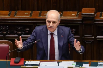 Ο πρόεδρος της τουρκικής Εθνοσυνέλευσης μιλά από τη θέση του σε αίθουσα της ιταλικής Βουλής