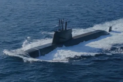 Νοτιοκορεατικό υποβρύχιο KSS-III κλάσης Dosan Ahn Changho πλέει σε ανάδυση