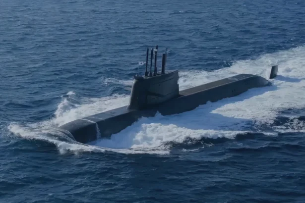 Νοτιοκορεατικό υποβρύχιο KSS-III κλάσης Dosan Ahn Changho πλέει σε ανάδυση
