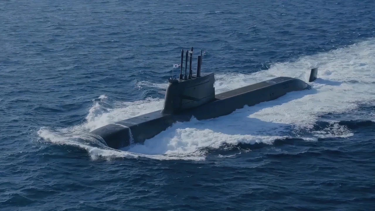 Νοτιοκορεατικό υποβρύχιο KSS-III κλάσης Dosan Ahn Changho πλέει σε ανάδυση