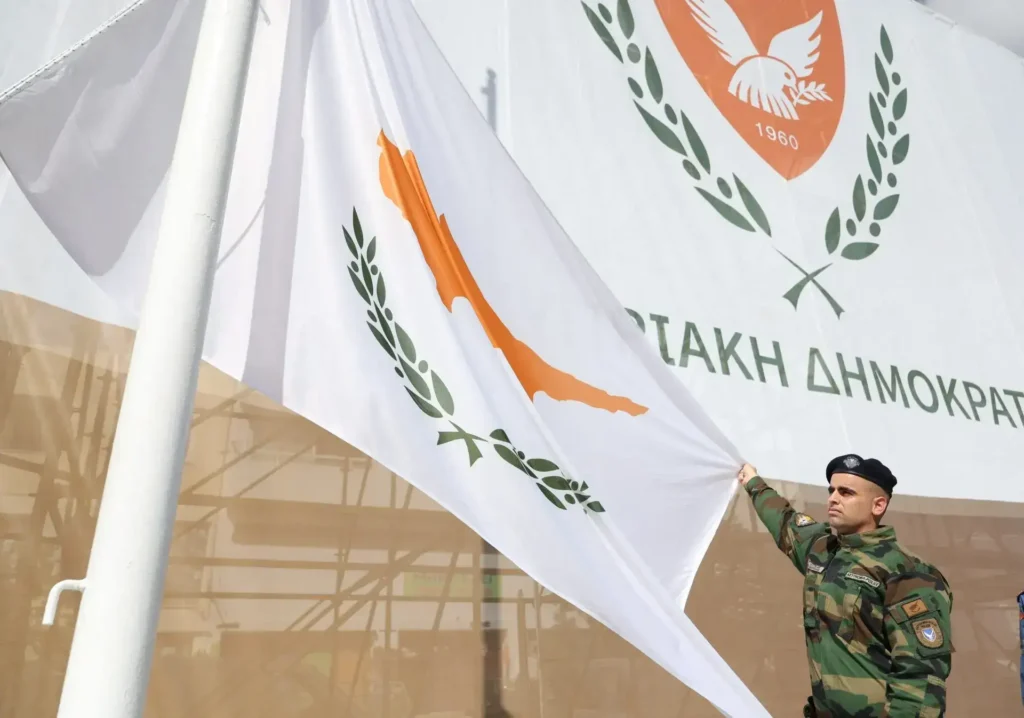 Σημαία της Κυπριακής Δημοκρατίας στην παρέλαση της 1ης Οκτωβρίου