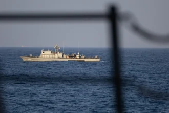 Το περιπολικό P61 του Ναυτικού της Κύπρου πλέει ανοικτά της Λεμεσού, όπως φαίνεται από το αμερικανικό αντιτορπιλικό USS Oscar Austin