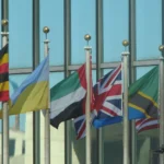 Σημαίες κρατών μελών σε ιστούς μπροστά από τη γυάλινη πρόσοψη της έδρας του ΟΗΕ στη Νέα Υόρκη