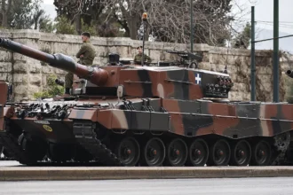 Ελληνικό άρμα μάχης Leopard 2A4 σε παρέλαση στην Αθήνα