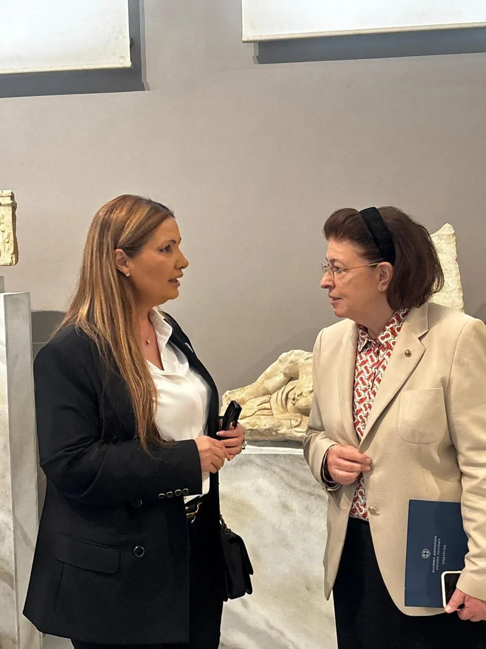 Η υπουργός Πολιτισμού και η πρέσβης του Ισραήλ σε συνομιλία μπροστά σε μαρμάρινα γλυπτά