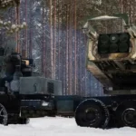 Λιθουανός στρατιώτης σε εκτοξευτή HIMARS σε χιονισμένο δάσος κατά τη διάρκεια εκπαίδευσης με τον αμερικανικό στρατό