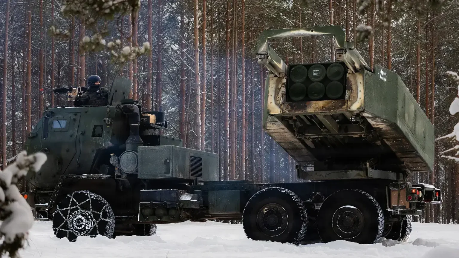 Λιθουανός στρατιώτης σε εκτοξευτή HIMARS σε χιονισμένο δάσος κατά τη διάρκεια εκπαίδευσης με τον αμερικανικό στρατό