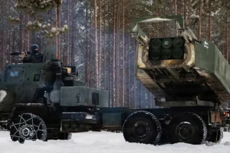 Λιθουανός στρατιώτης σε εκτοξευτή HIMARS σε χιονισμένο δάσος κατά τη διάρκεια εκπαίδευσης με τον αμερικανικό στρατό