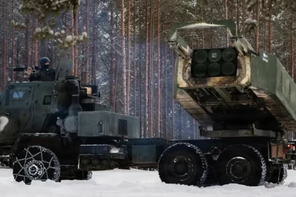 Λιθουανός στρατιώτης σε εκτοξευτή HIMARS σε χιονισμένο δάσος κατά τη διάρκεια εκπαίδευσης με τον αμερικανικό στρατό