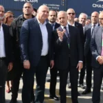 Ο πρόεδρος του Λιβάνου Ζοζέφ Αούν με υπουργούς και αξιωματούχους μπροστά σε εμπορευματοκιβώτια στο λιμάνι της Τρίπολης
