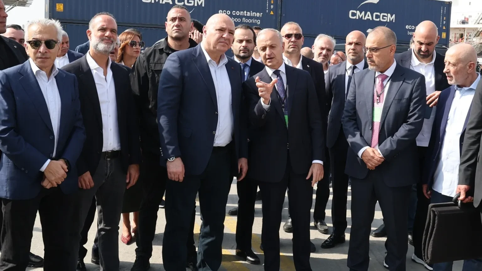 Ο πρόεδρος του Λιβάνου Ζοζέφ Αούν με υπουργούς και αξιωματούχους μπροστά σε εμπορευματοκιβώτια στο λιμάνι της Τρίπολης