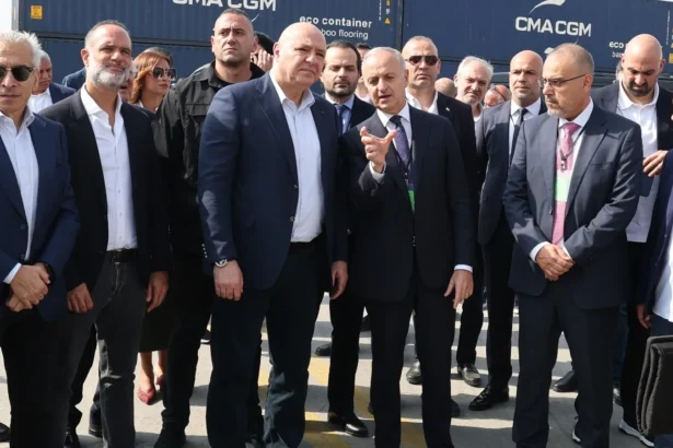 Ο πρόεδρος του Λιβάνου Ζοζέφ Αούν με υπουργούς και αξιωματούχους μπροστά σε εμπορευματοκιβώτια στο λιμάνι της Τρίπολης