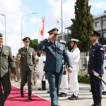 Ο στρατηγός Rodolph Haykal και ο αντιστράτηγος Εμμανουήλ Θεοδώρου χαιρετούν περνώντας μπροστά από τιμητικό άγημα στο ΓΕΕΦ