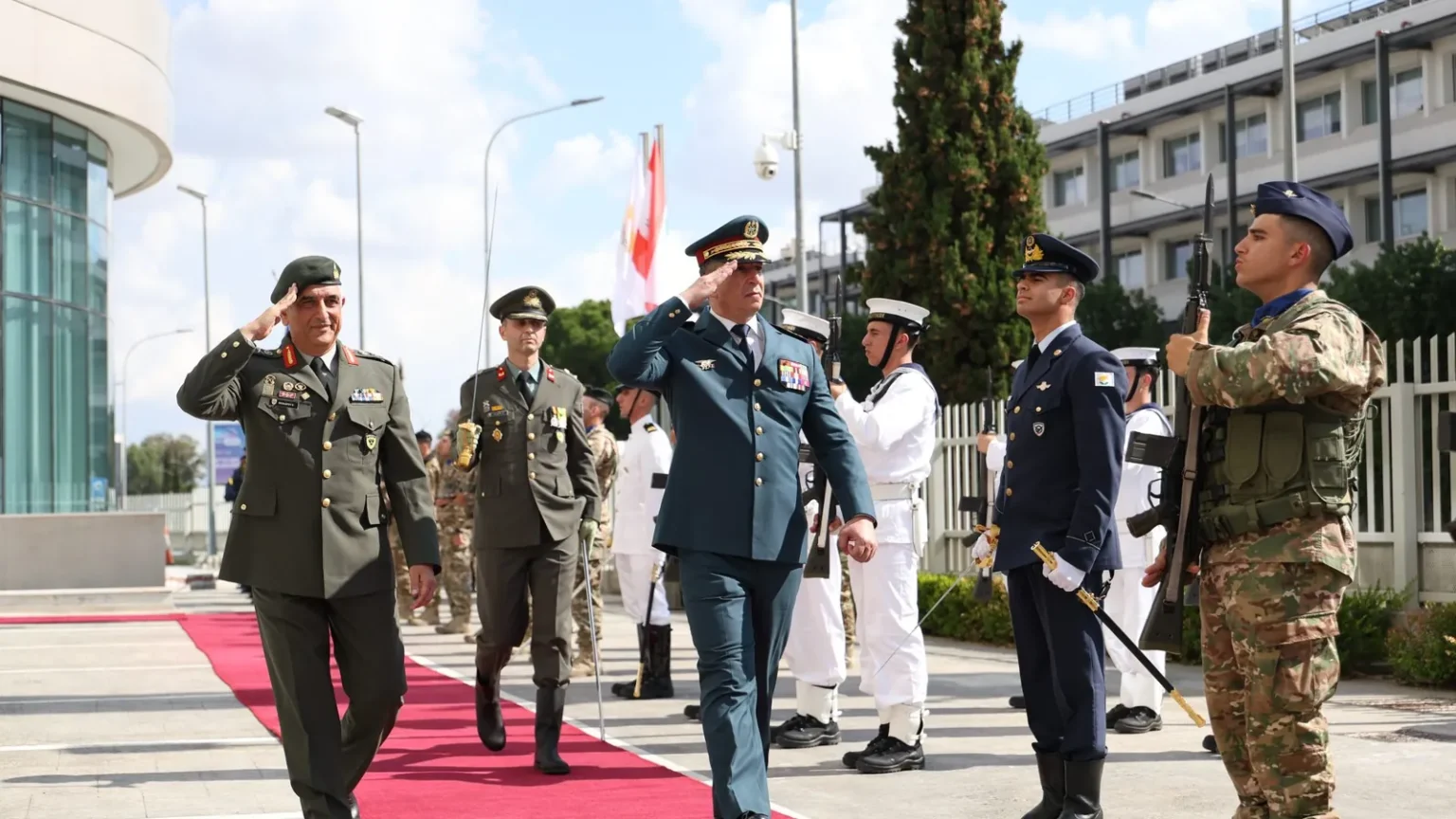 Ο στρατηγός Rodolph Haykal και ο αντιστράτηγος Εμμανουήλ Θεοδώρου χαιρετούν περνώντας μπροστά από τιμητικό άγημα στο ΓΕΕΦ