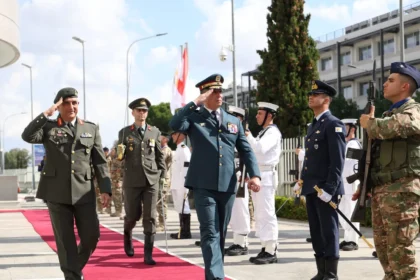 Ο στρατηγός Rodolph Haykal και ο αντιστράτηγος Εμμανουήλ Θεοδώρου χαιρετούν περνώντας μπροστά από τιμητικό άγημα στο ΓΕΕΦ